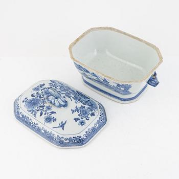 A porcelain tureen with lid, China, Qing Dynasty, Qianlong (1736-95).