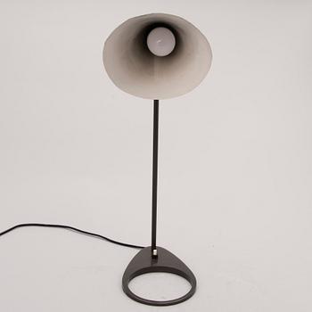 ARNE JACOBSEN, bordslampa, "AJ", Louis Poulsen.