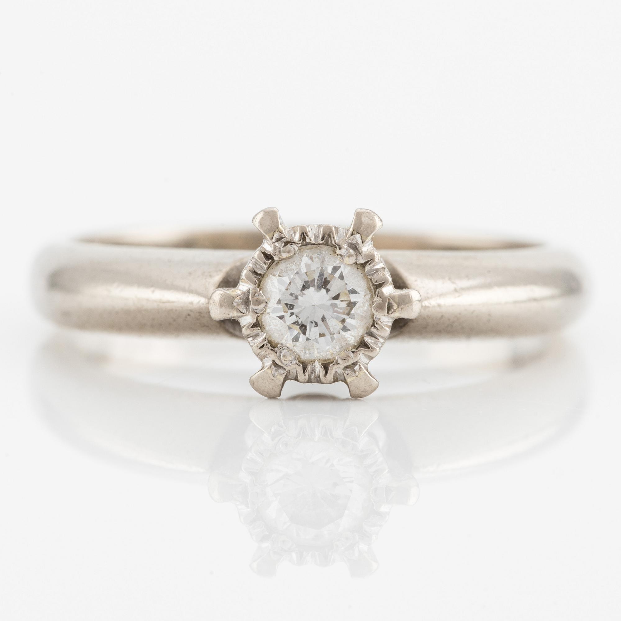 Ring 18K white gold and brilliant cut diamond.