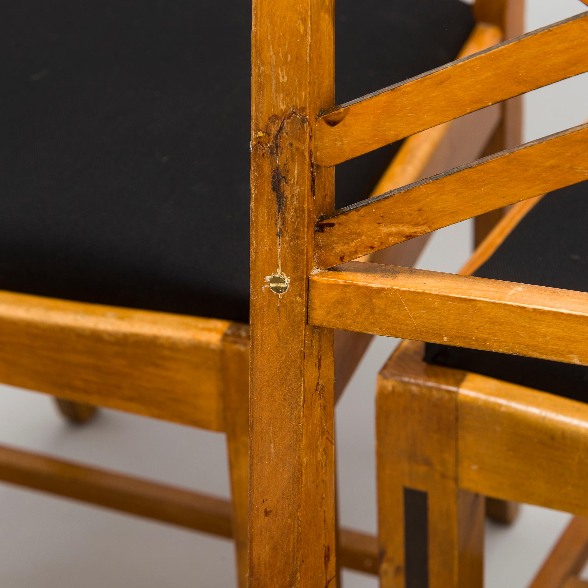 A 1920s/30s century dining table and set of 6 + 2 chairs.