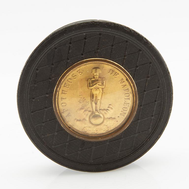 Figurin och ask med Napoleon, omkring år 1900.