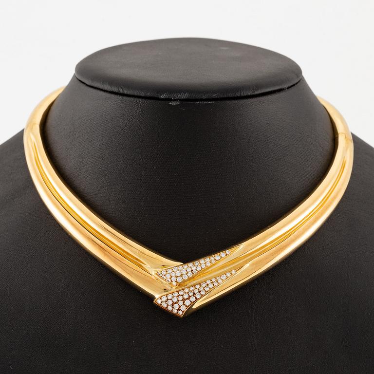 A necklace in 18K gold with round brilliant-cut diamonds.