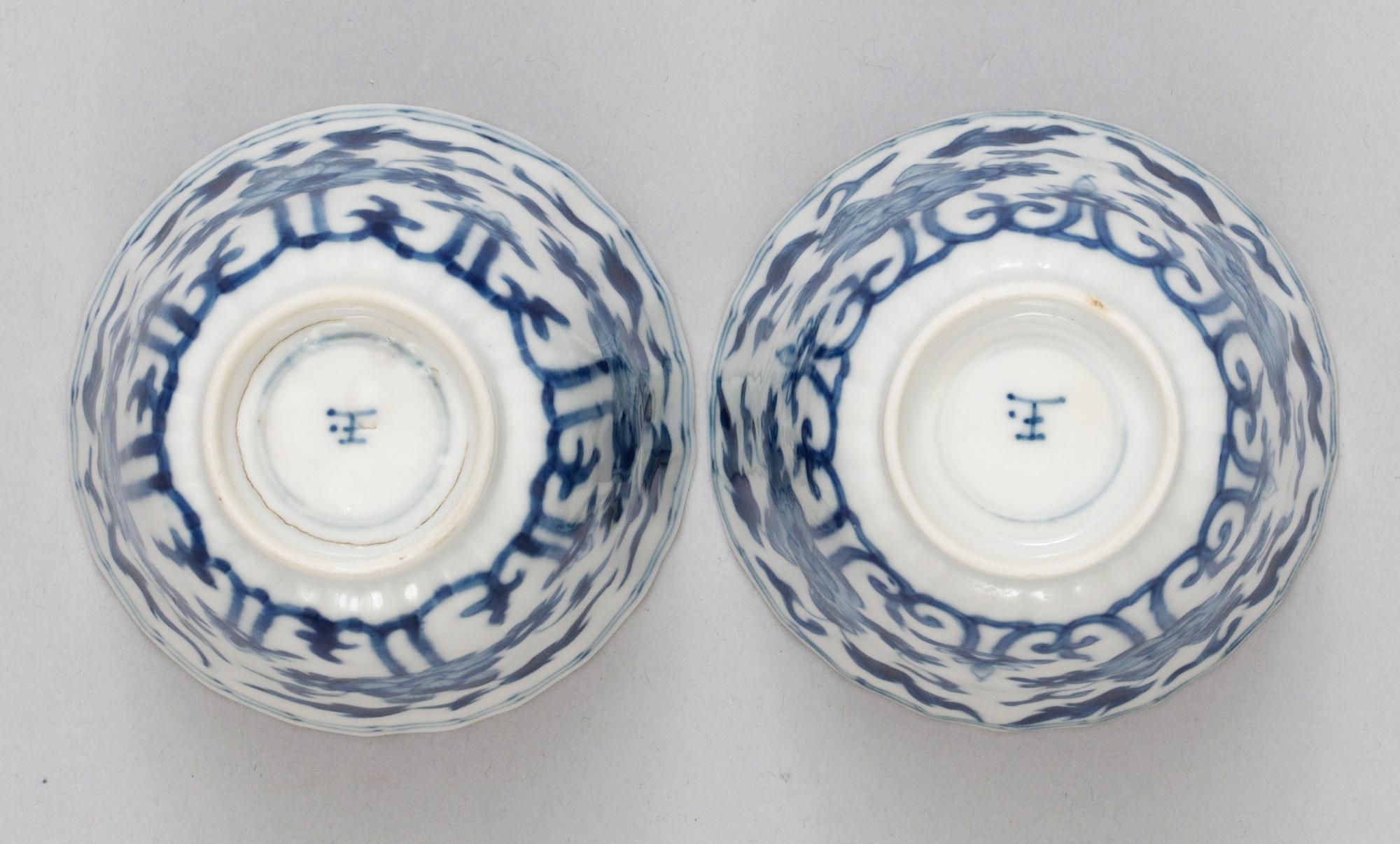 KOPPAR med FAT, ett par, porslin. Qing dynastin, Kangxi (1662-1722).