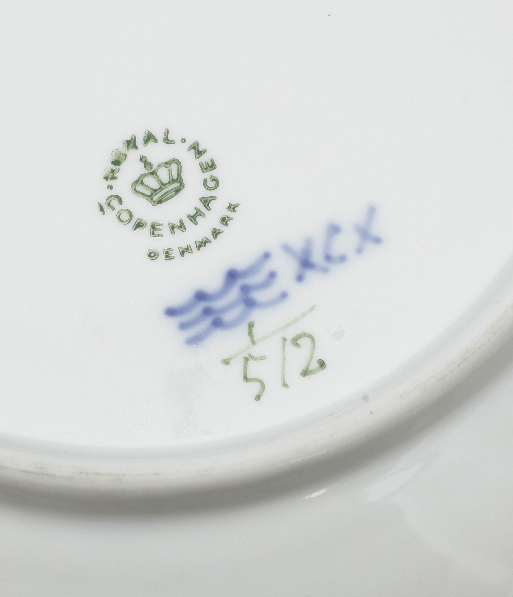 MATSERVIS, porslin 84 delar, "Musselmalet" Royal Copenhagen samt Bing & Gröndahl, Danmark, 1900-tal.