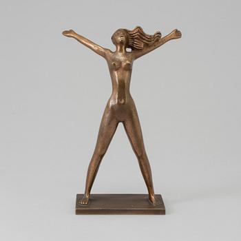 A bronze sculpture "Fritidsflickan" by Stig Blomberg for Ystad Brons.