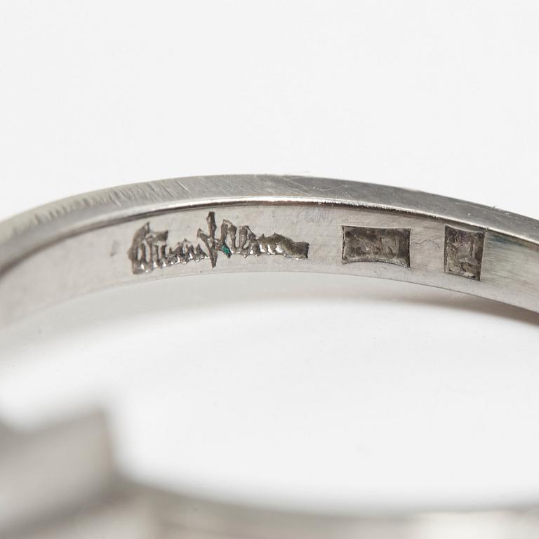 Wiwen Nilsson, an 18 k white gold ring with a facet cut turmaline, Lund 1958.