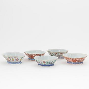 Five chinese porcelain bowls, early 20th Century.