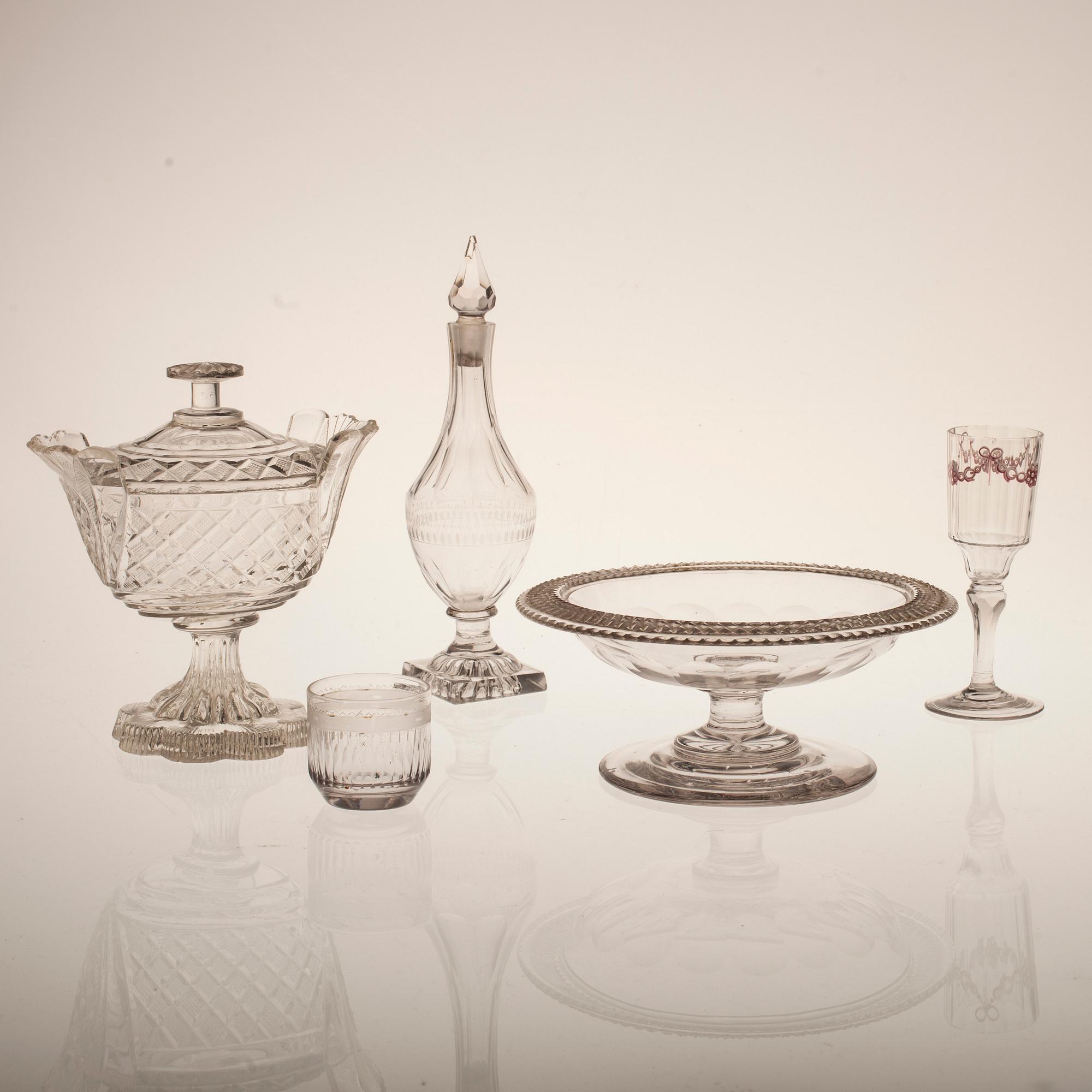 PARTI GLASFÖREMÅL, 5 delar, 1700/1800-tal.