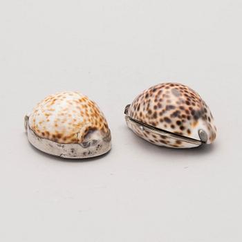 SNUSDOSOR 2 ST, ena med silver beslag Lars Malm, Eskilstuna 1843, andra med metallbeslag.