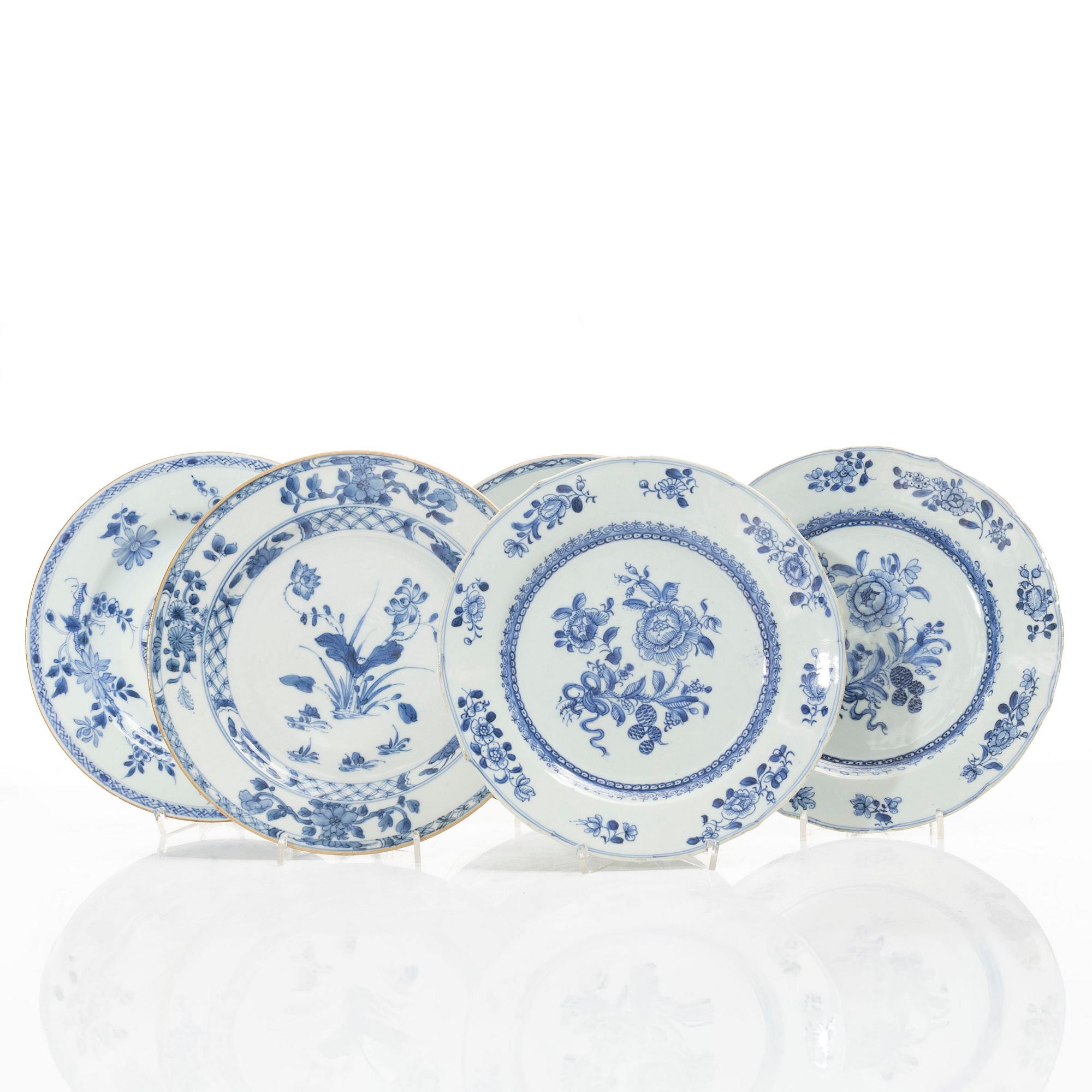 A set of five blue and white dinner plates, Qing dynasty, Qianlong (1736-95).