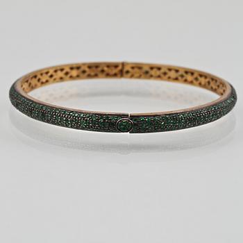 ARMRING, förgyllt silver med fasettslipade smaragder. Vikt 18,6 gram.