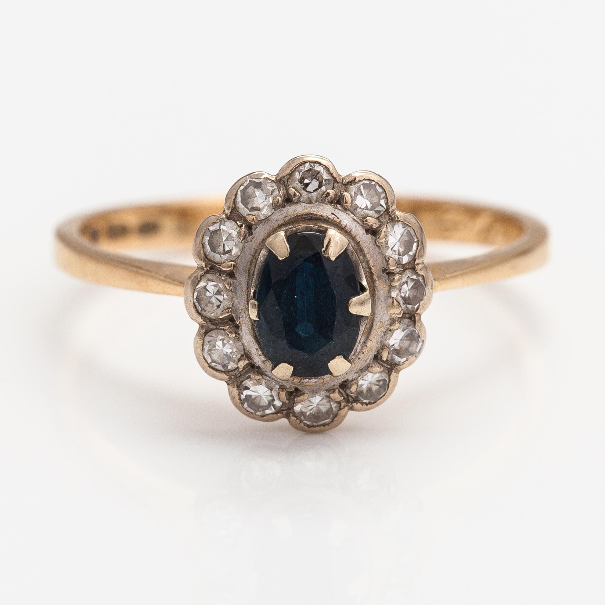 An 18K gold ring with a sapphire and diamonds ca. 0.24 ct in total.