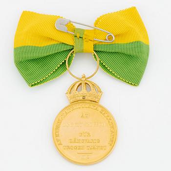 Gustav V, medalj i guld, Kungliga Patriotiska Sällskapet, 1972, med band, i etui.