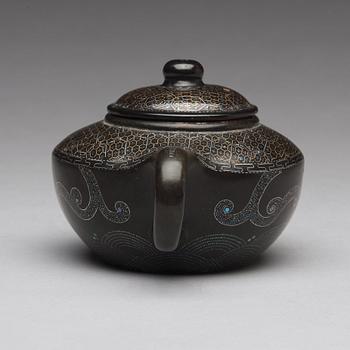 A 'lacque burgautée' imitating yixing tea pot with cover, presumably late Qing dynasty, circa 1900.