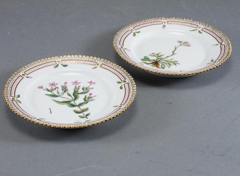 ASSIETTER, 2 stycken, porslin, "Flora Danica", 20 3552, Royal Copenhagen, 1900-talets andra hälft.