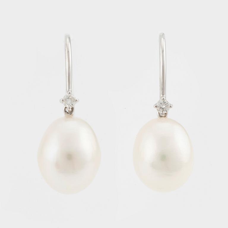 Earrings 18K white gold with cultured freshwater pearls and brilliant-cut diamonds.