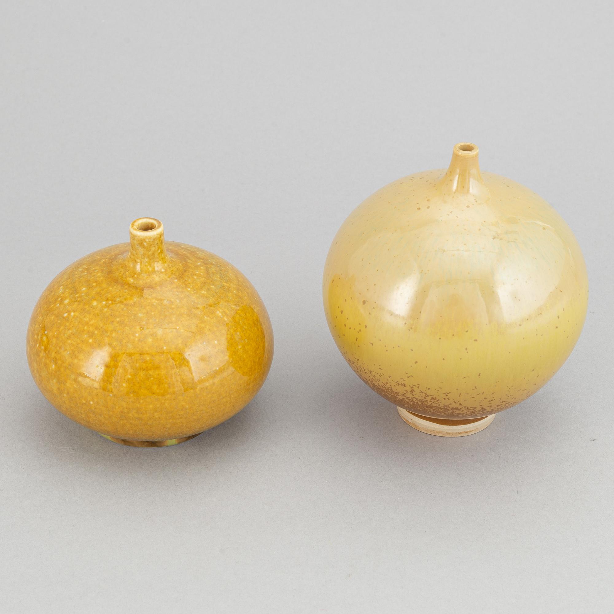 Lasse Östman, a set of four stoneware vases and two bowls.