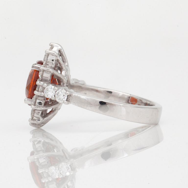 RING med orange granat ca 3.75ct samt briljantslipade diamanter totalt 1.40ct.
