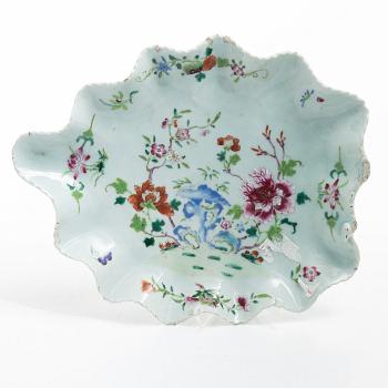 Tallrikar, fem stycken samt lövformat fat, porslin, Qingdynastin, 1700-tal.