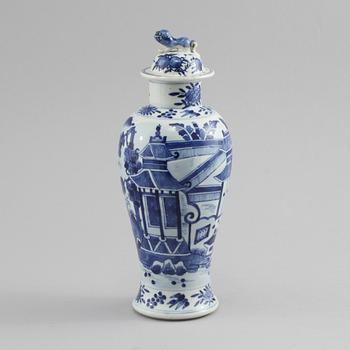 LOCKURNA, porslin, Kina, 1900-tal.