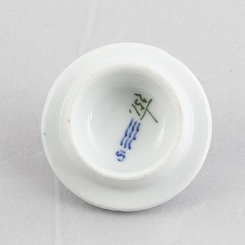 Tekanna, porslin, Royal Copenhagen, "Musselmalet", modell  251, 1898-1923.