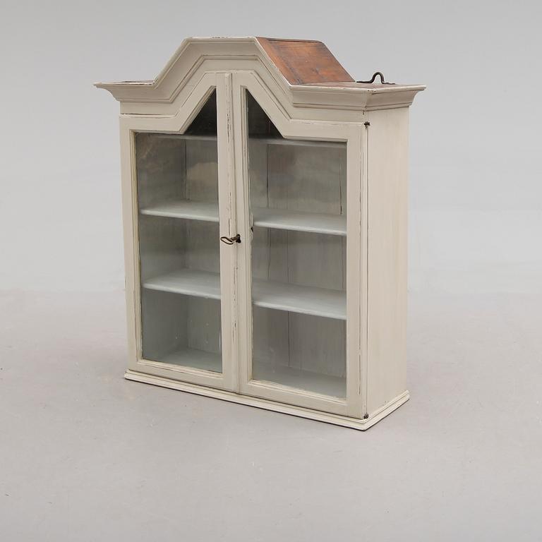 HÄNGSKÅP, allmoge, 1800-talets första hälft.