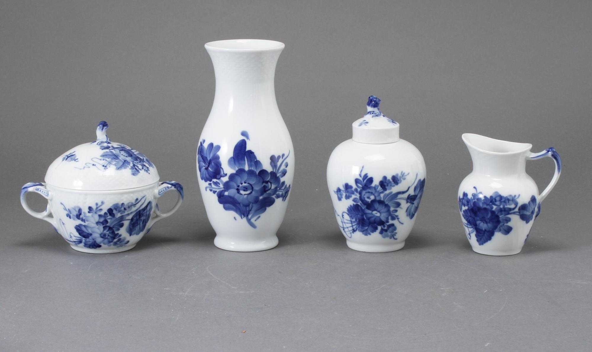 SERVISDELAR, 37 st, porslin, "Blå blomst", Royal Copenhagen, 1900-talets andra hälft.