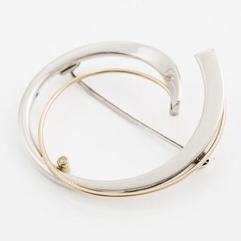 Brosch silver med en rund briljantslipad diamant.