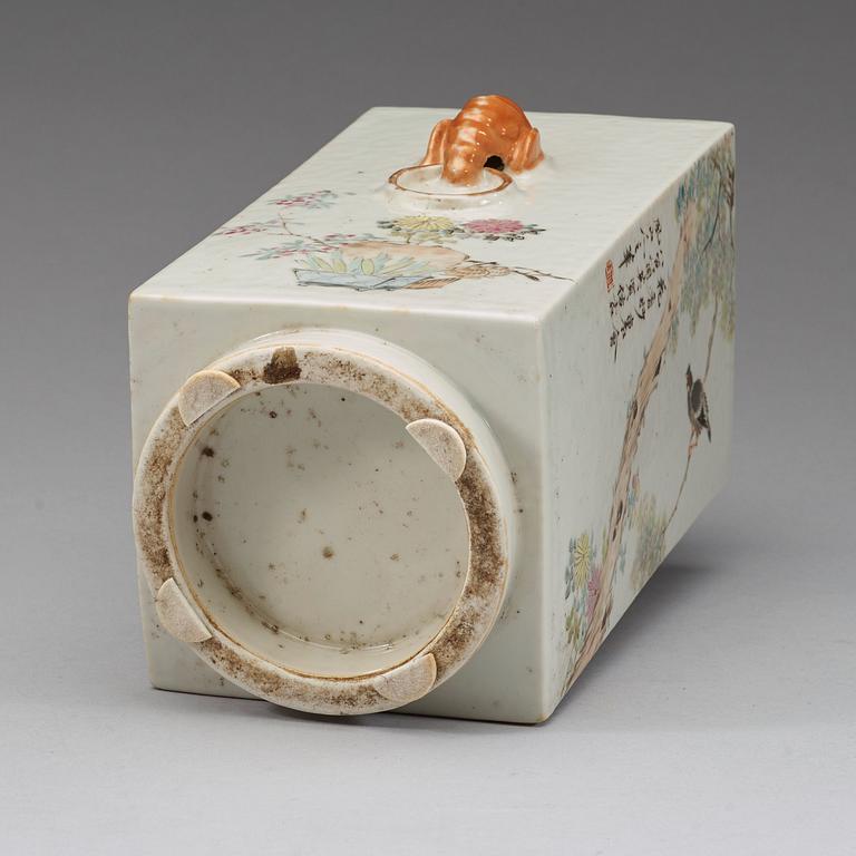 A square, famille rose vase. Late Qing Dynasty/Republic era, early 20th century.