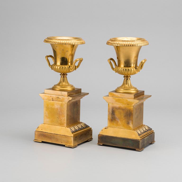 A pair of Empire urns, 19th century first part.