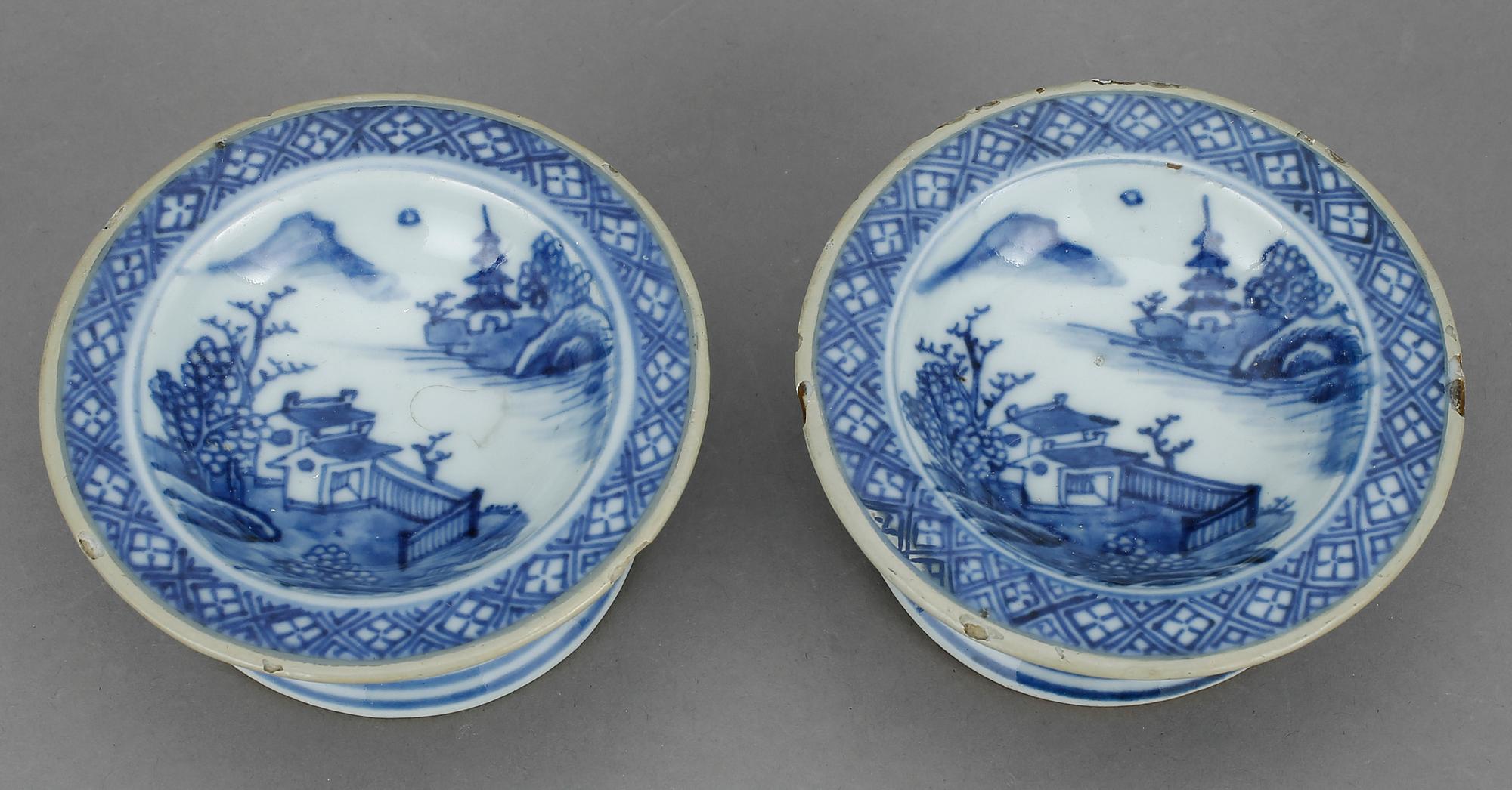 SALTKAR, ett par, porslin, Qianlong, kina 1700-tal.