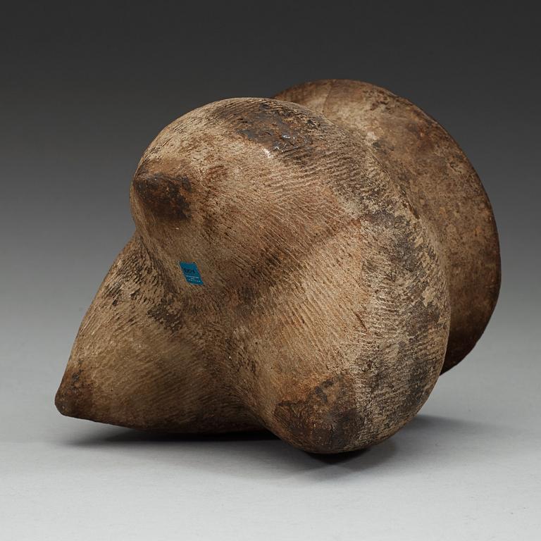 TRIPOD, grått lergods. Neolitisk tid, ca 1500 fkr.