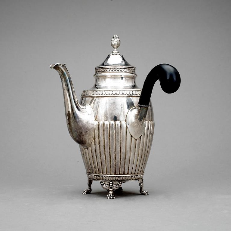 KAFFEKANNA, silver, Bernhard Nertz, Stockholm, 1910. Vikt ca 465g.