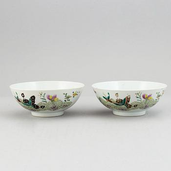 A pair of famille rose bowl, Qing dynasty, circa 1900.