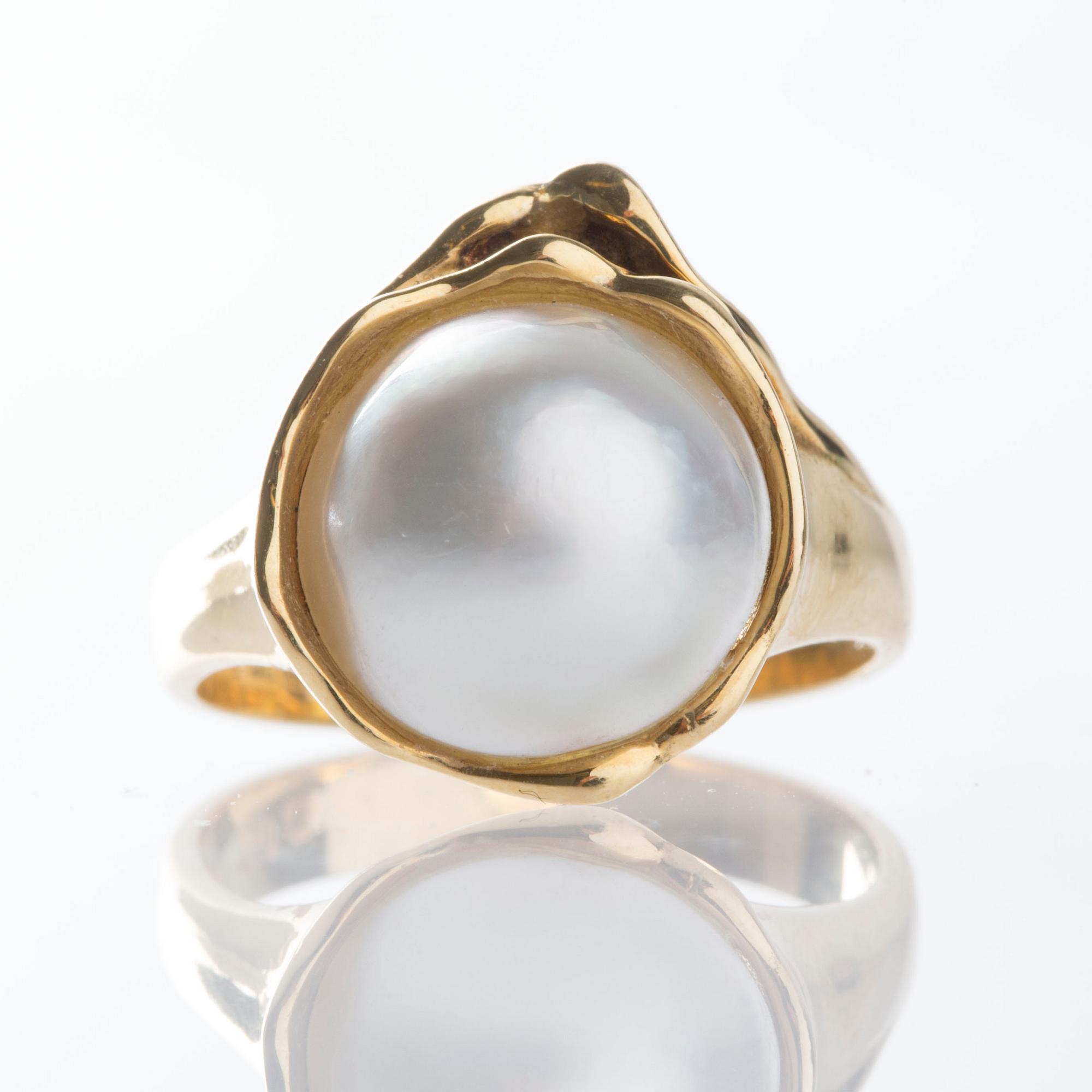 RING, 18K guld marbépärla.