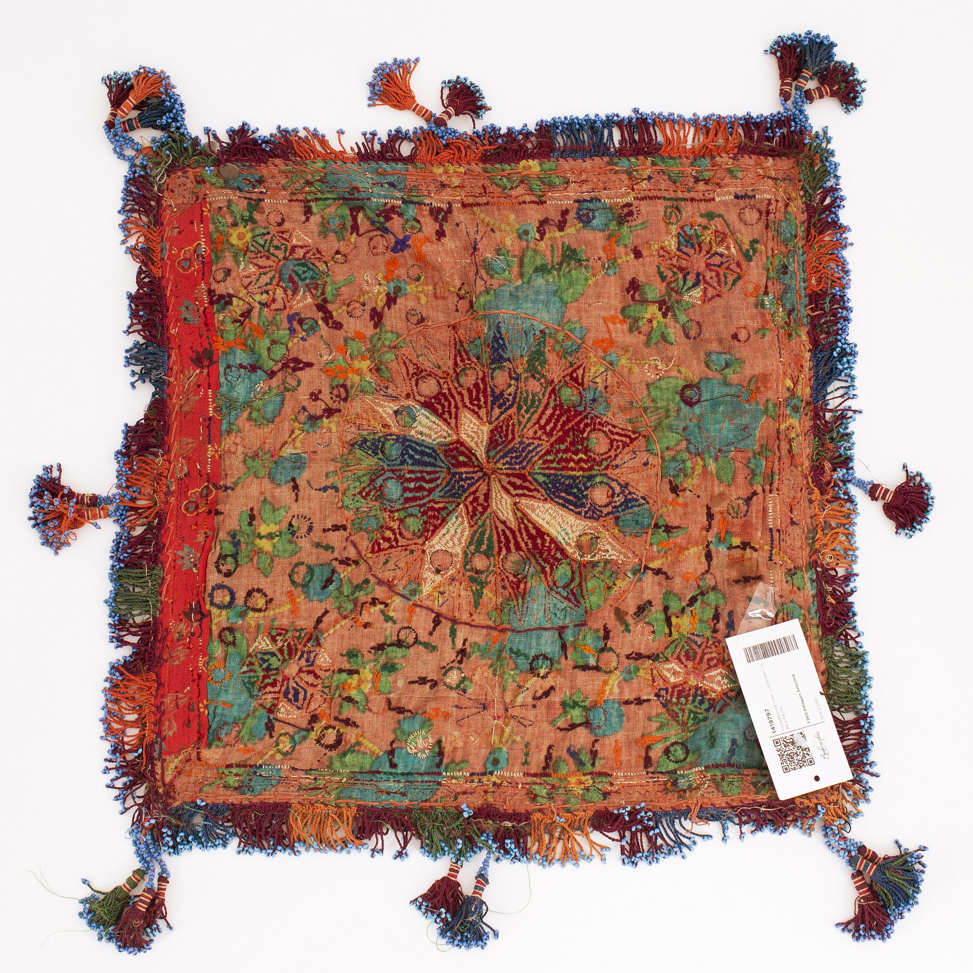 A head piece, silke, Uzbekistan, ca 45 x 44 cm.