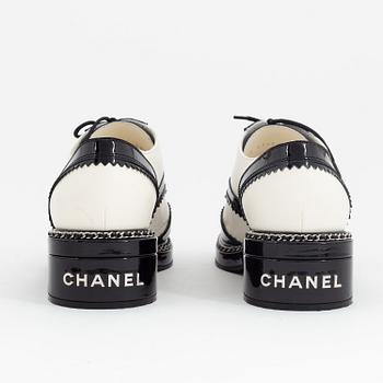 Chanel, a pair of black and white leather brogues, size 39½.