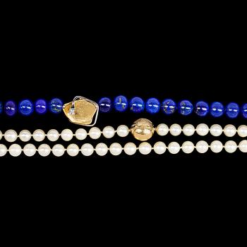 1124. Ole Lynggaard, NECKLACE, Ole Lyngaard, cultured pearls, 7,4 mm and Lapis lazuli with two gold clasps.