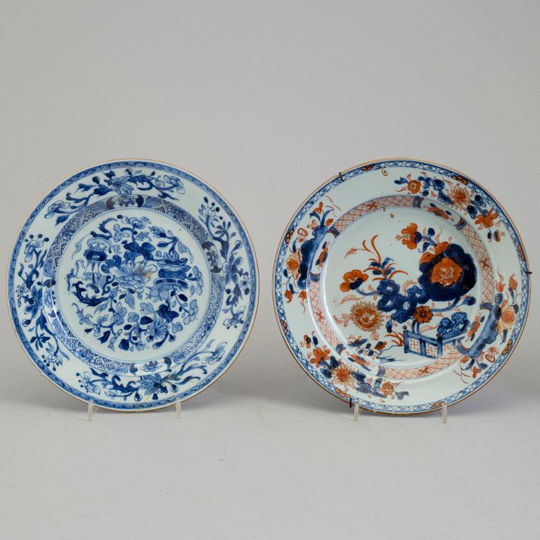 Four chinese porcelain dishes, Qing dynasty, 18th century.