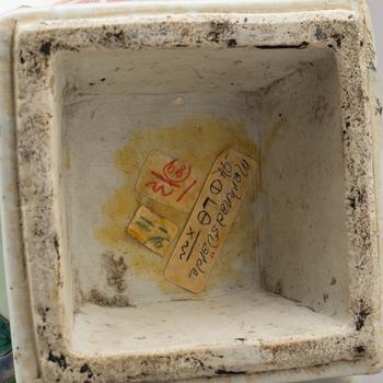 VAS, porslin,  famille rose. Kina, 1700-tal.