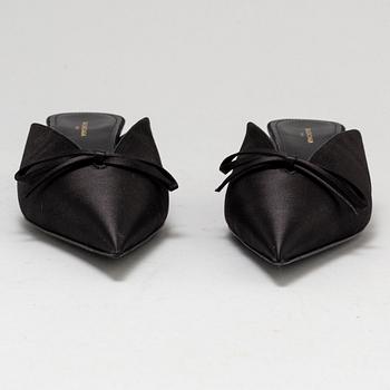 BALENCIAGA, a crepe de satin mules/kitten heels, app 38.