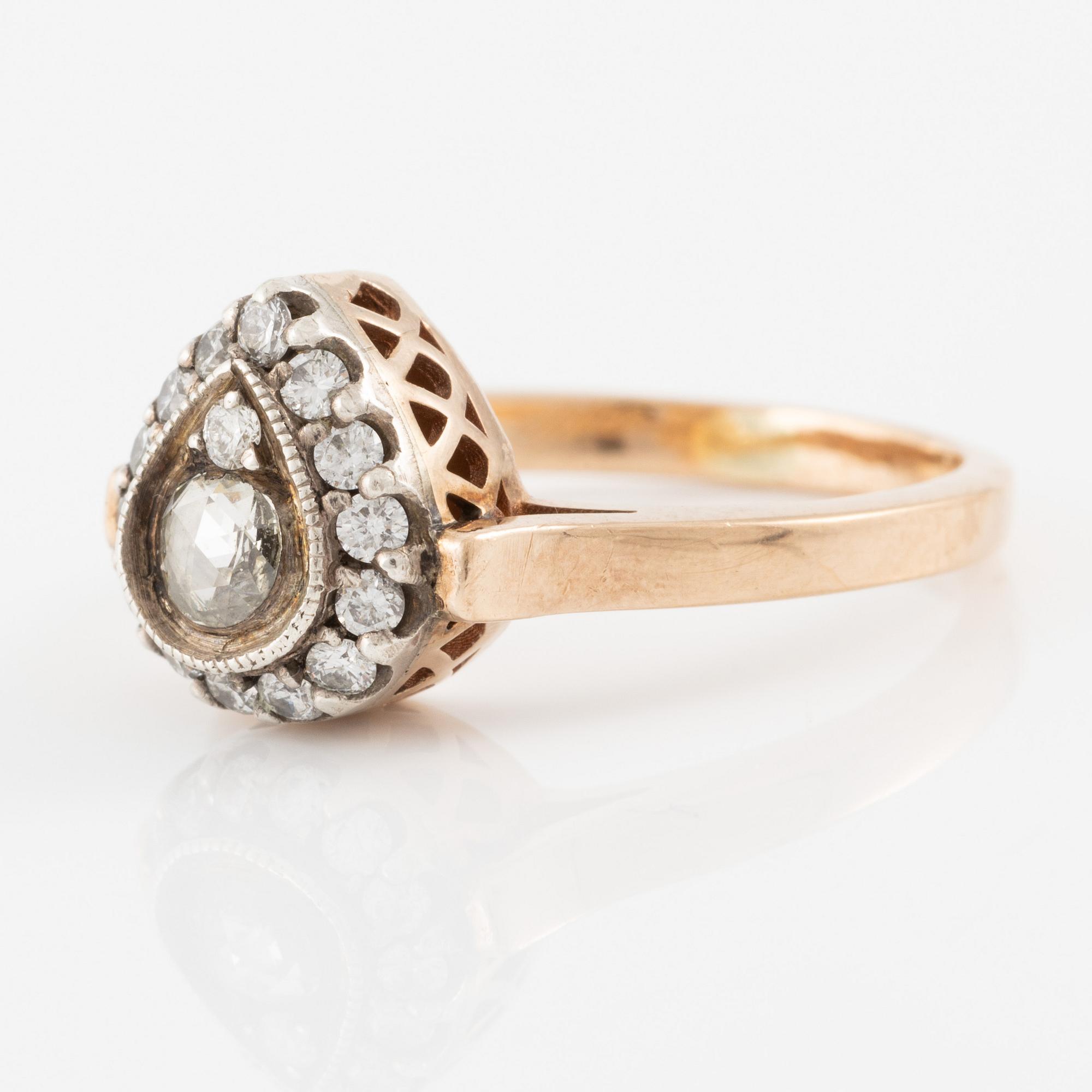 Ring silver och låghaltigt guld med en rosenslipad diamant och runda briljantslipade diamanter.