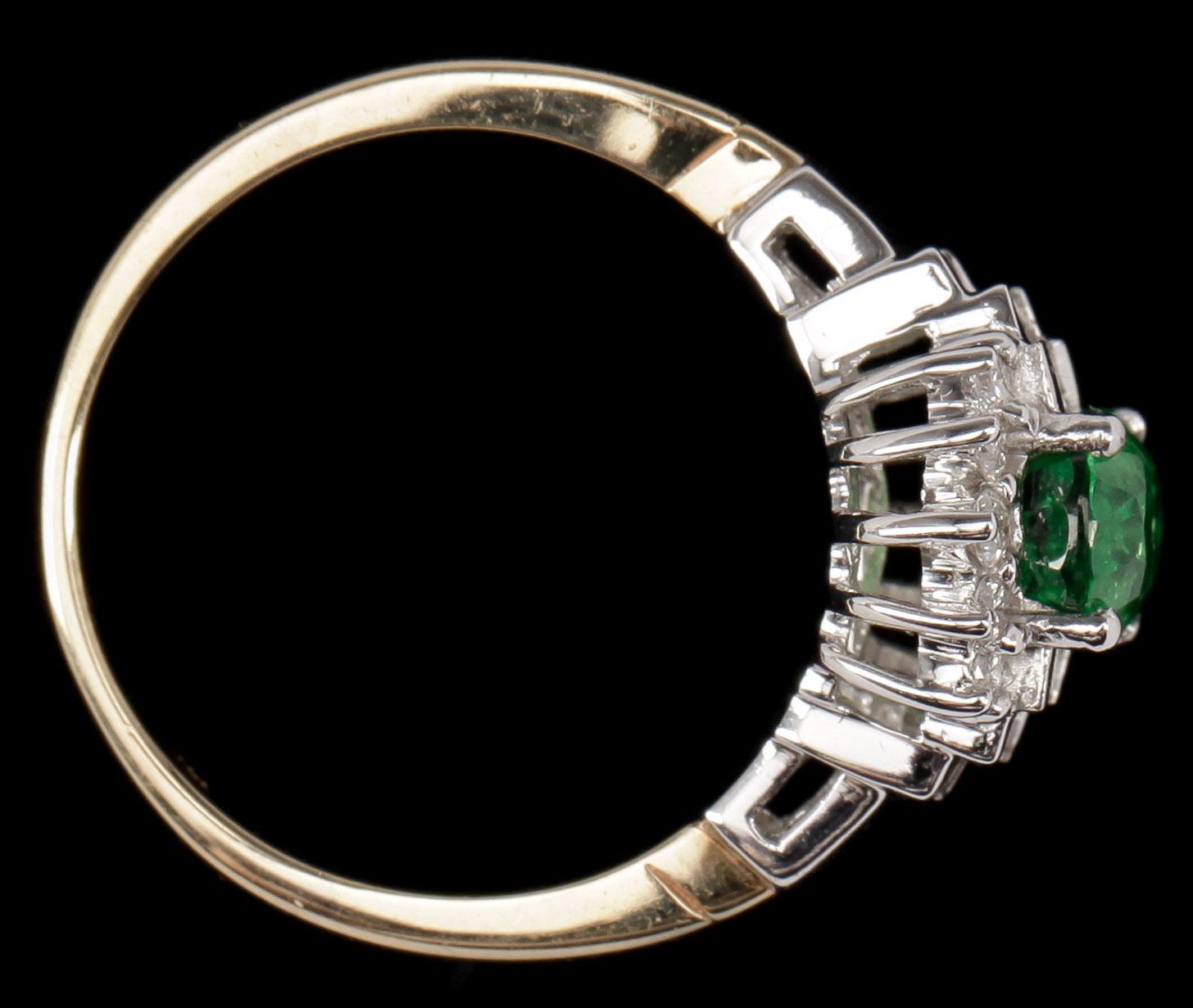 RING, 14k guld och vitguld med oval tsavorit ca 1,5 ct och olikslipade diamanater. Vikt ca 3,6 gram.