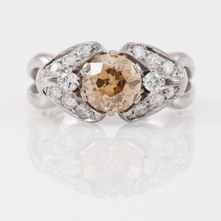 RING, 18K vitguld, gammalslipad diamant ca 1.50 ct, 14 mindre diamanter tot ca 0.40 ct, svenska stämplar.