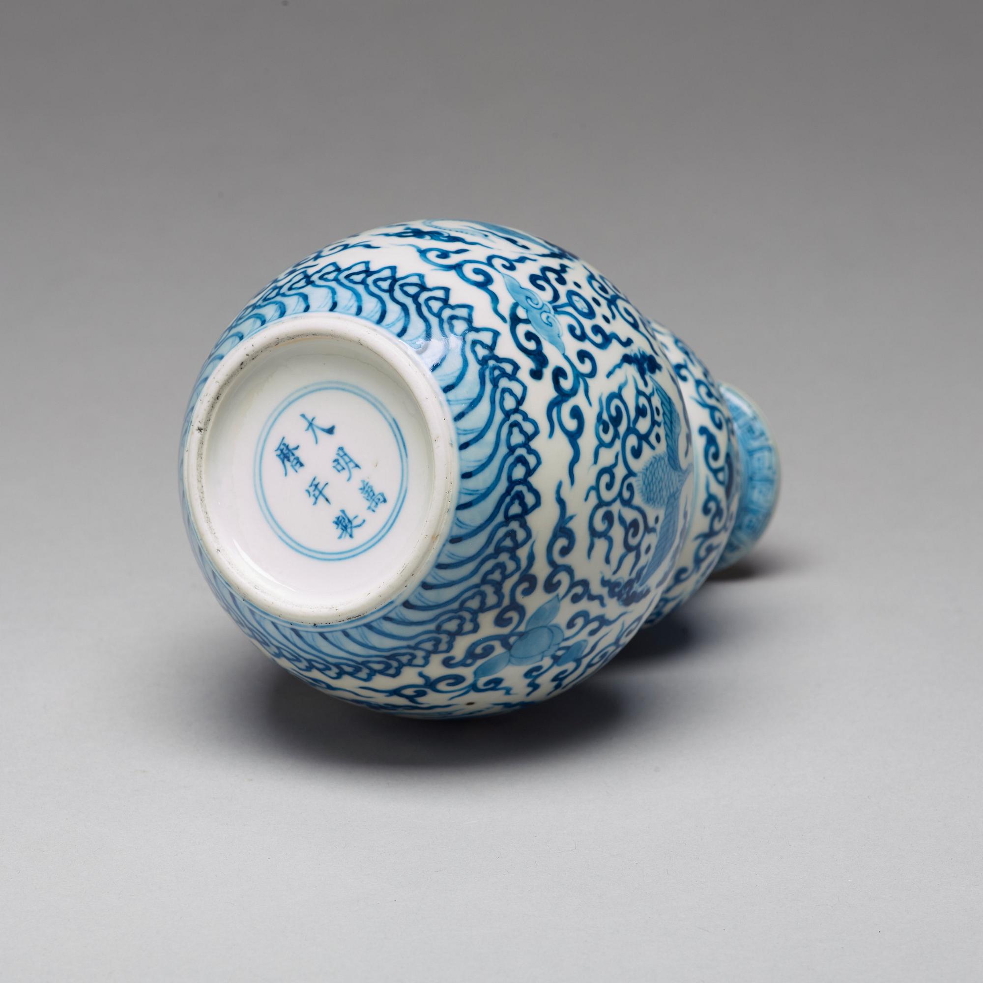 A blue and white double gourd vase, Qing dynasty, Kangxi (1662-1722).