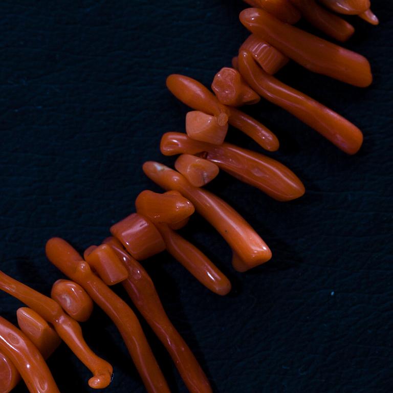 KORALLHALSSMYCKEN, 2 st och ÖRHÄNGEN, 1900-talets mitt.