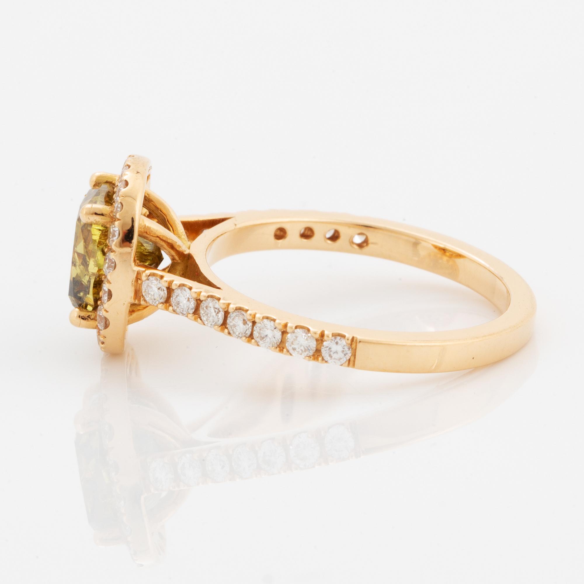 2,16 ct cusion modified brilliant natural fancy brownish yellow diamond, with IGI-report.