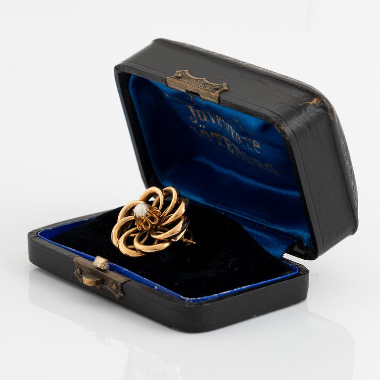 Gold and pearl brooch.