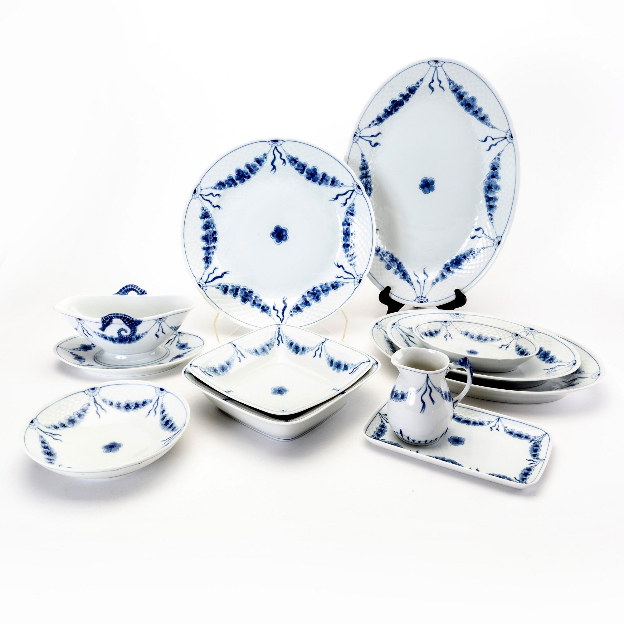 A Danish 98 pcs Bing & Gröndahl porcelain service from the latter part of the 20th century.