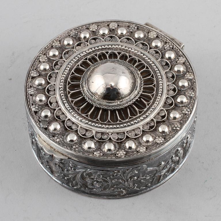 DOSA, silver, troligen Holland, 1900-tal. Vikt 325 g.